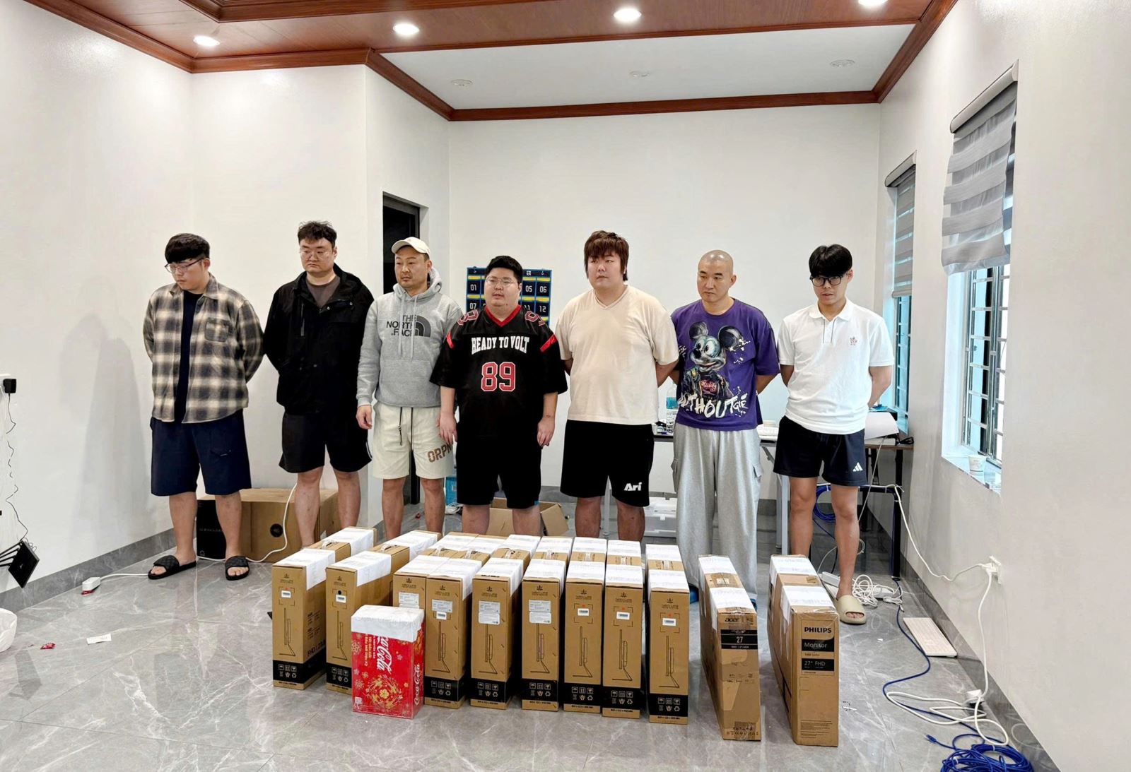 Phát hiện 43 người nước ngoài thuê nhà kín, lắp dàn máy tính “khủng” ở Bắc Ninh: Hé lộ hoạt động mờ ám phía sau- Ảnh 4.