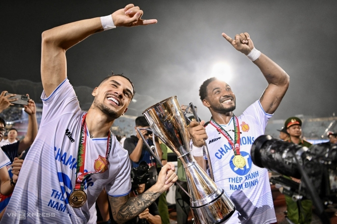 Bộ đôi Rafaelson (Nguyễn Xuân Son - phải) và Hendrio (Đỗ Hoàng Hên - trái) nâng cup V-League 2023-2024 tại sân Thiên Trường vào ngày 25/6/2024. Ảnh:Giang Huy