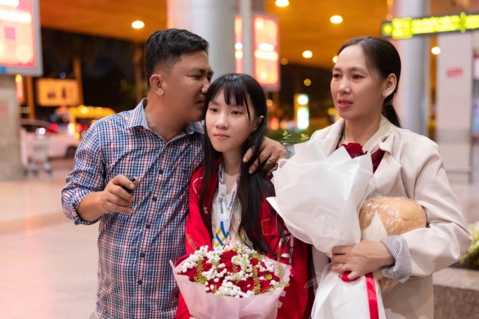 VĐV Hoa Tranh cùng bố mẹ tại sân bay sau khi trở về từ Thái Lan với tấm HC vàng SEA Games 33 bộ môn Liên Quân Mobile. Ảnh: Cao Thủ Liên Quân