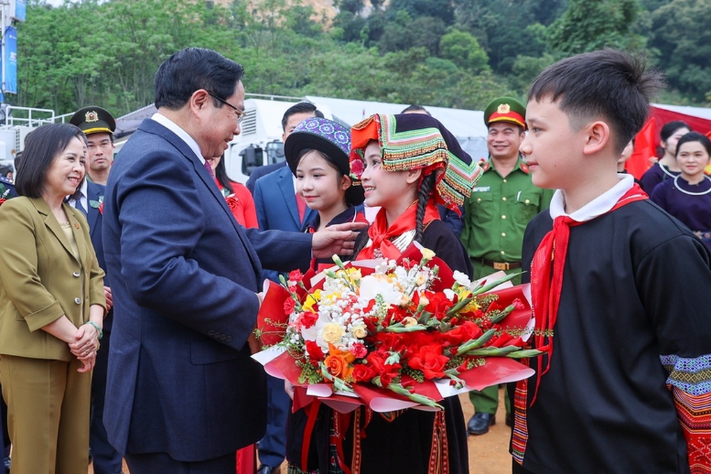 Thủ tướng: Xây trường vùng biên là biểu tượng đại đoàn kết dân tộc - 2