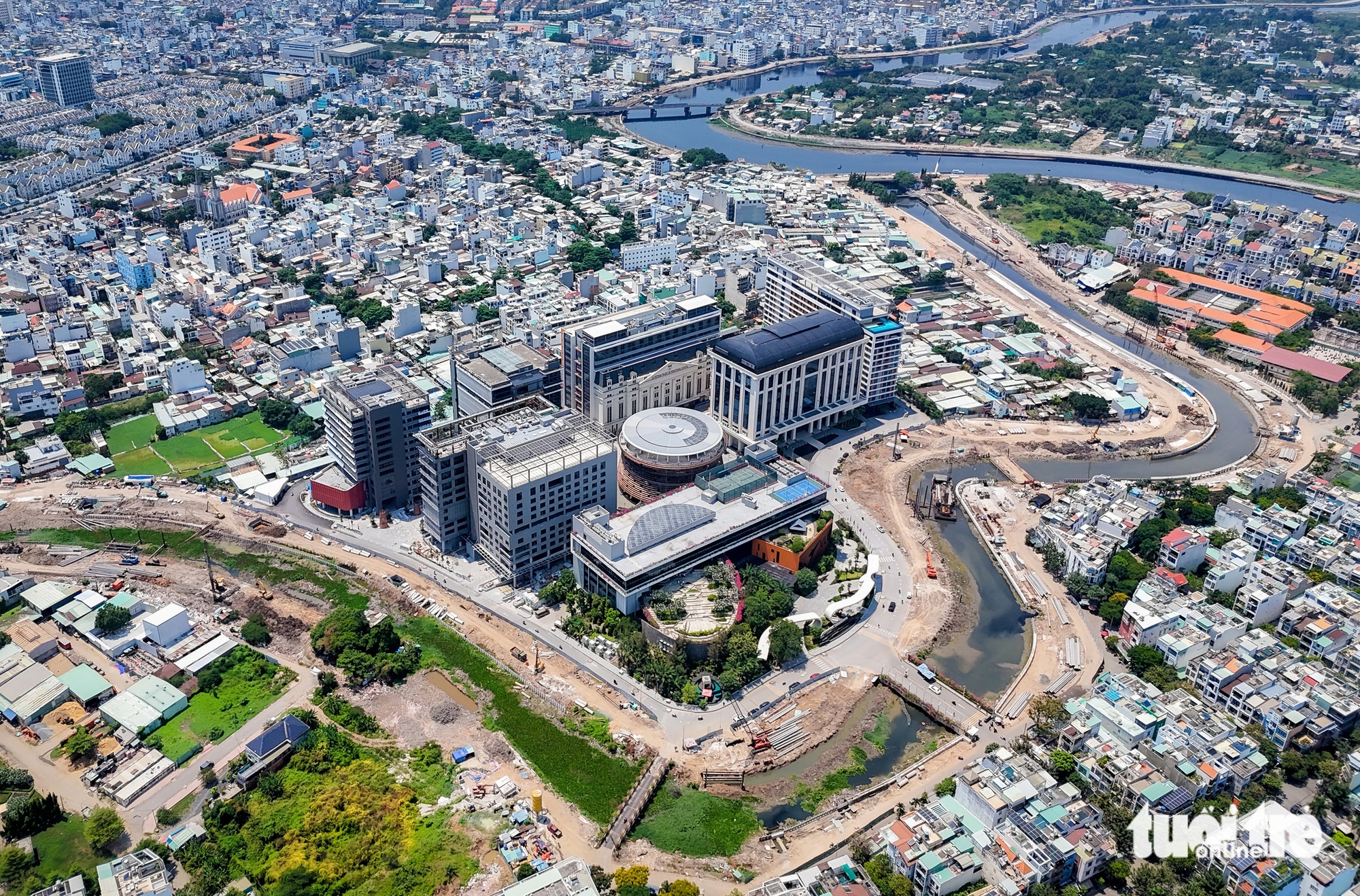 Dọc dự án rạch Xuyên Tâm: Nơi đang thi công nhộn nhịp, nơi um tùm cây cỏ - Ảnh 4.