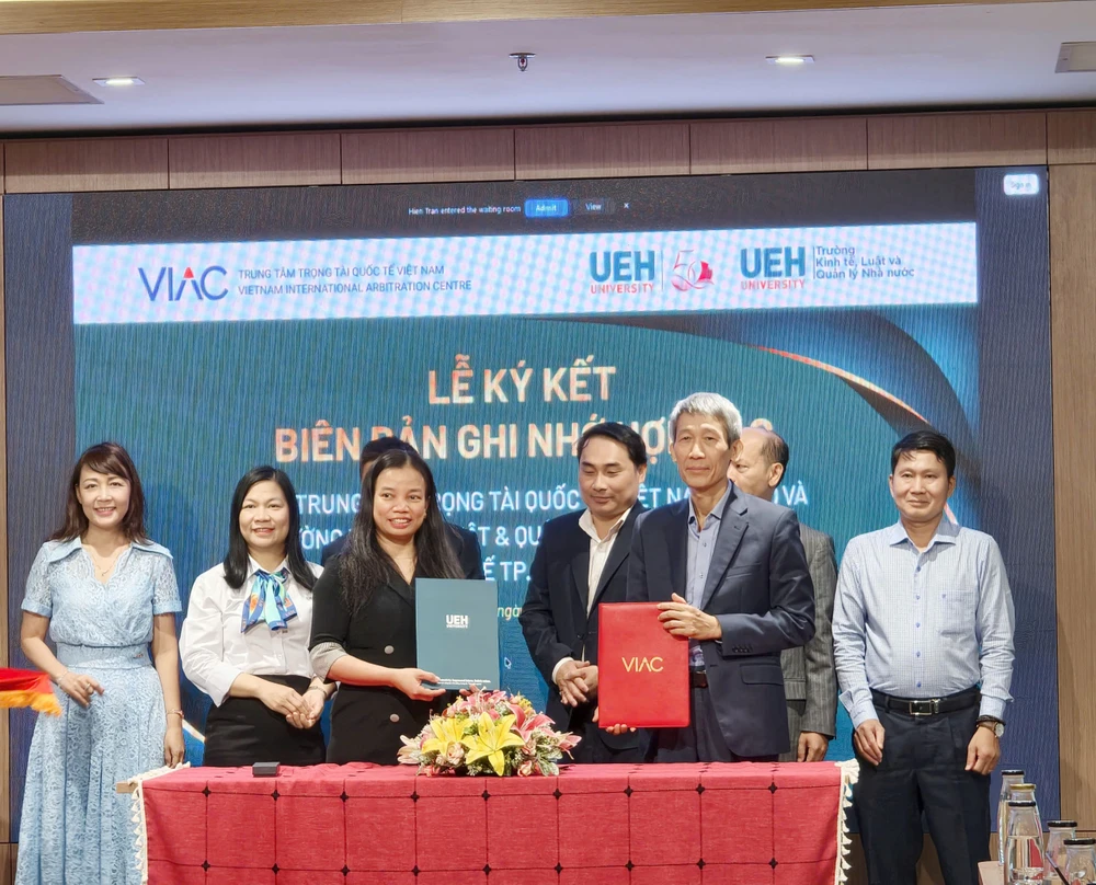 VIAC và CELG-UEH ký kết Biên bản ghi nhớ hợp tác. Ảnh: YC