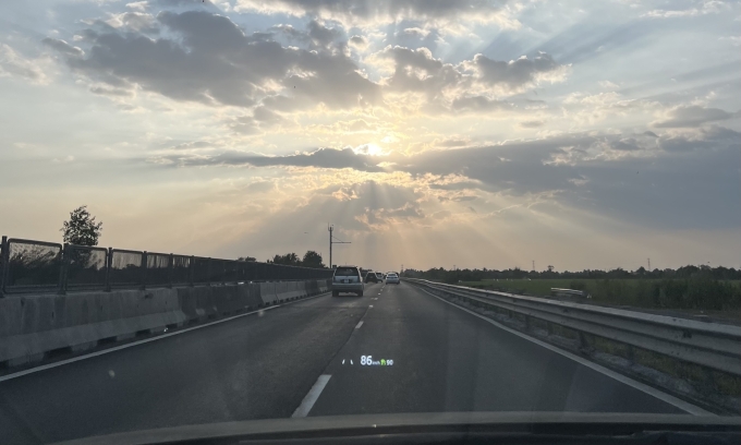Những đoạn đường dài, ít cảnh vật dễ khiến tài xế bị thôi miên cao tốc. Ảnh: Hồ Tân