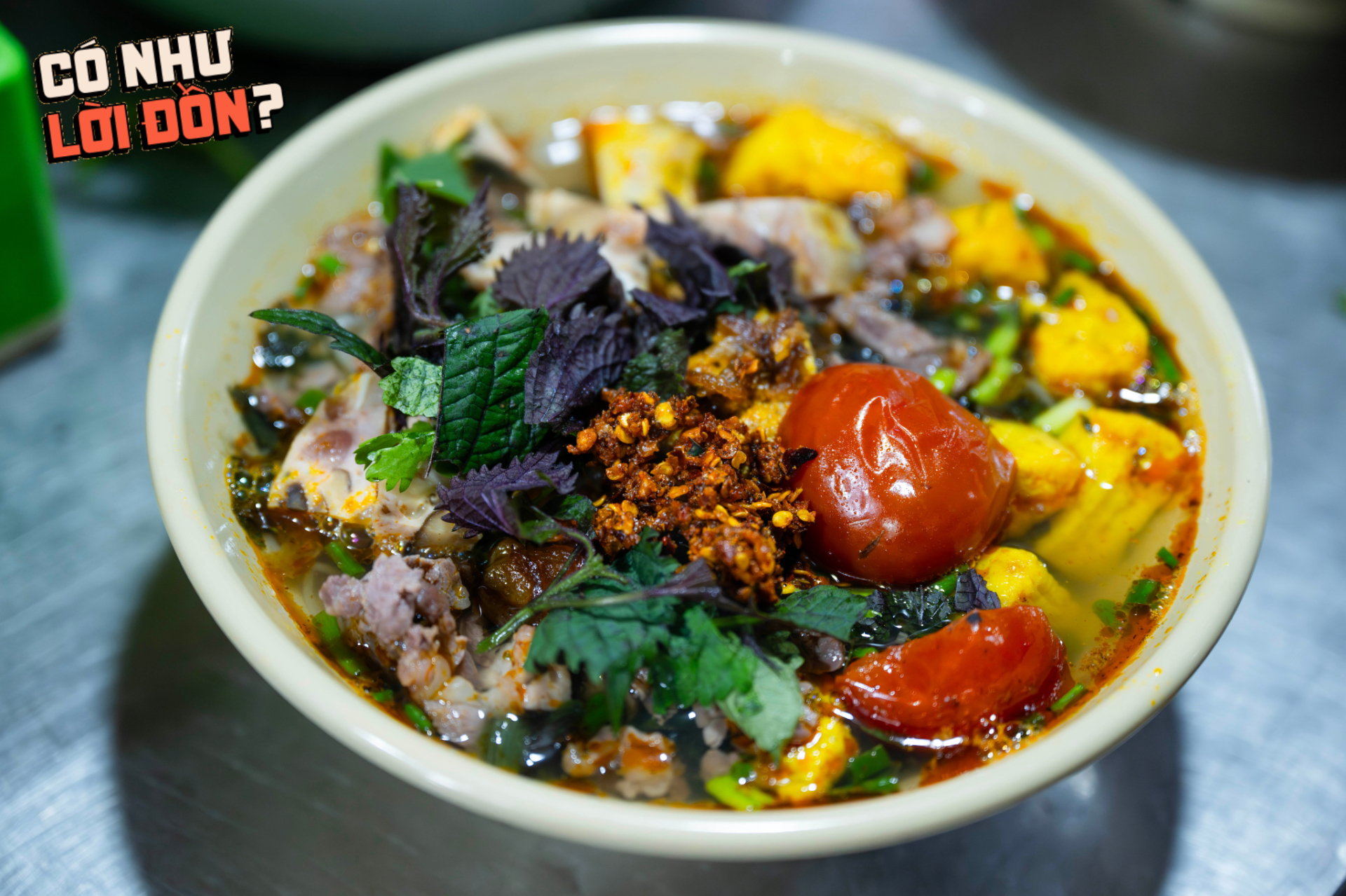 Ăn thử bát bún riêu 80k gây xôn xao chợ Đồng Xuân: Topping ê hề ăn kèm nước sấu ngâm có ngon như lời đồn?- Ảnh 4.