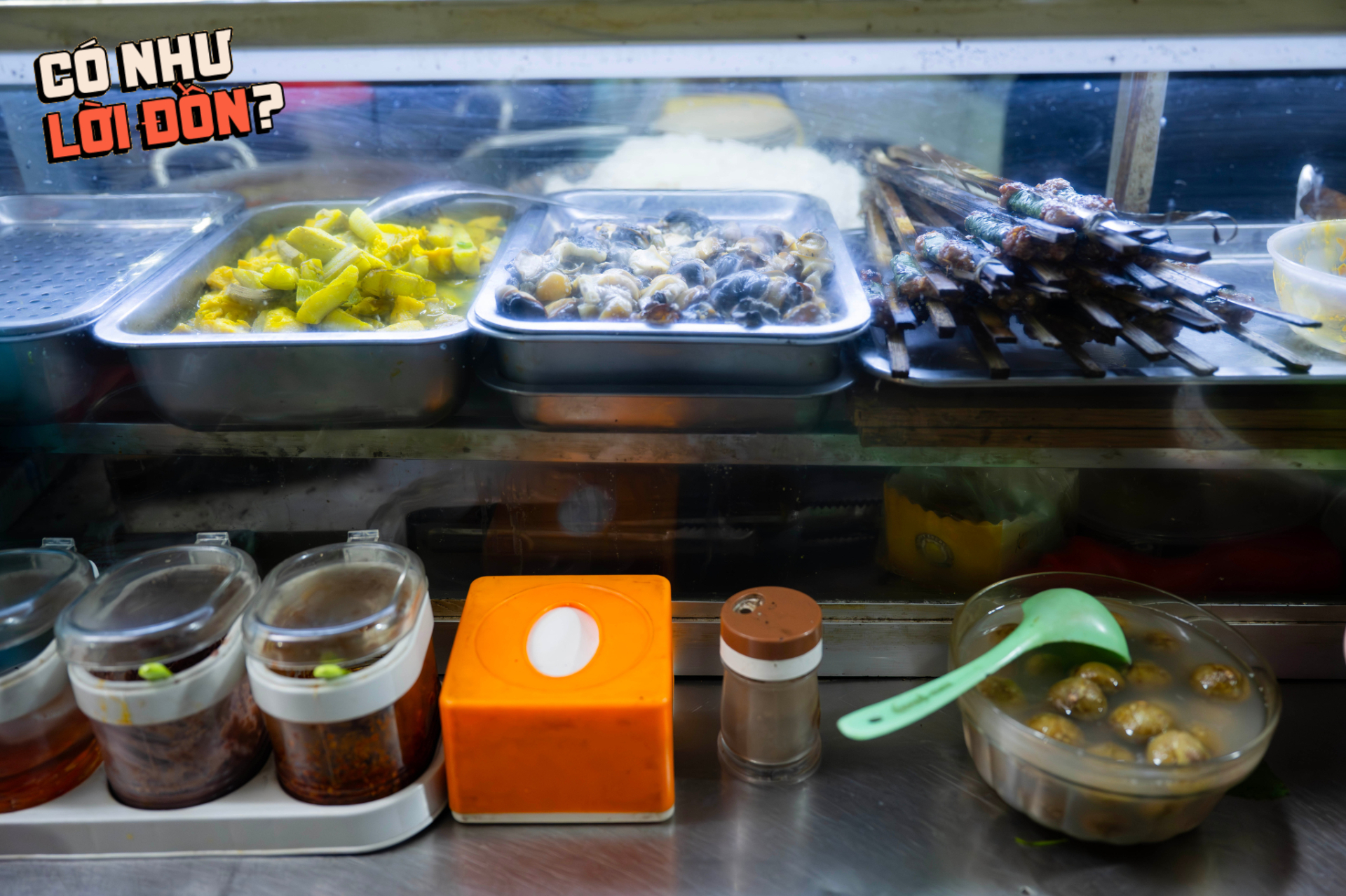 Ăn thử bát bún riêu 80k gây xôn xao chợ Đồng Xuân: Topping ê hề ăn kèm nước sấu ngâm có ngon như lời đồn?- Ảnh 5.