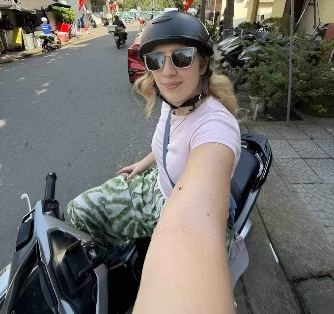 Katie thuê xe máy khoảng 130.000 đồng mỗi ngày, đổ đầy bình xăng khoảng 100.000 đồng.