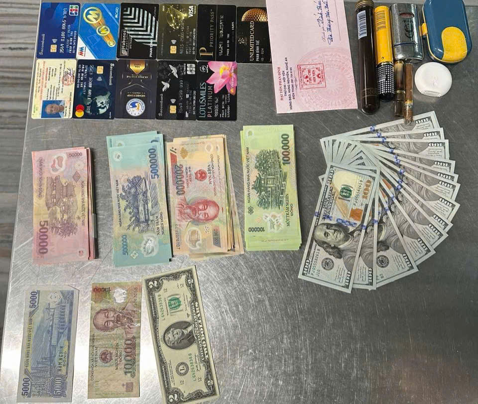 Nhiều tỉ đồng, vàng thất lạc được trao trả cho khách ở sân bay Tân Sơn Nhất- Ảnh 2.