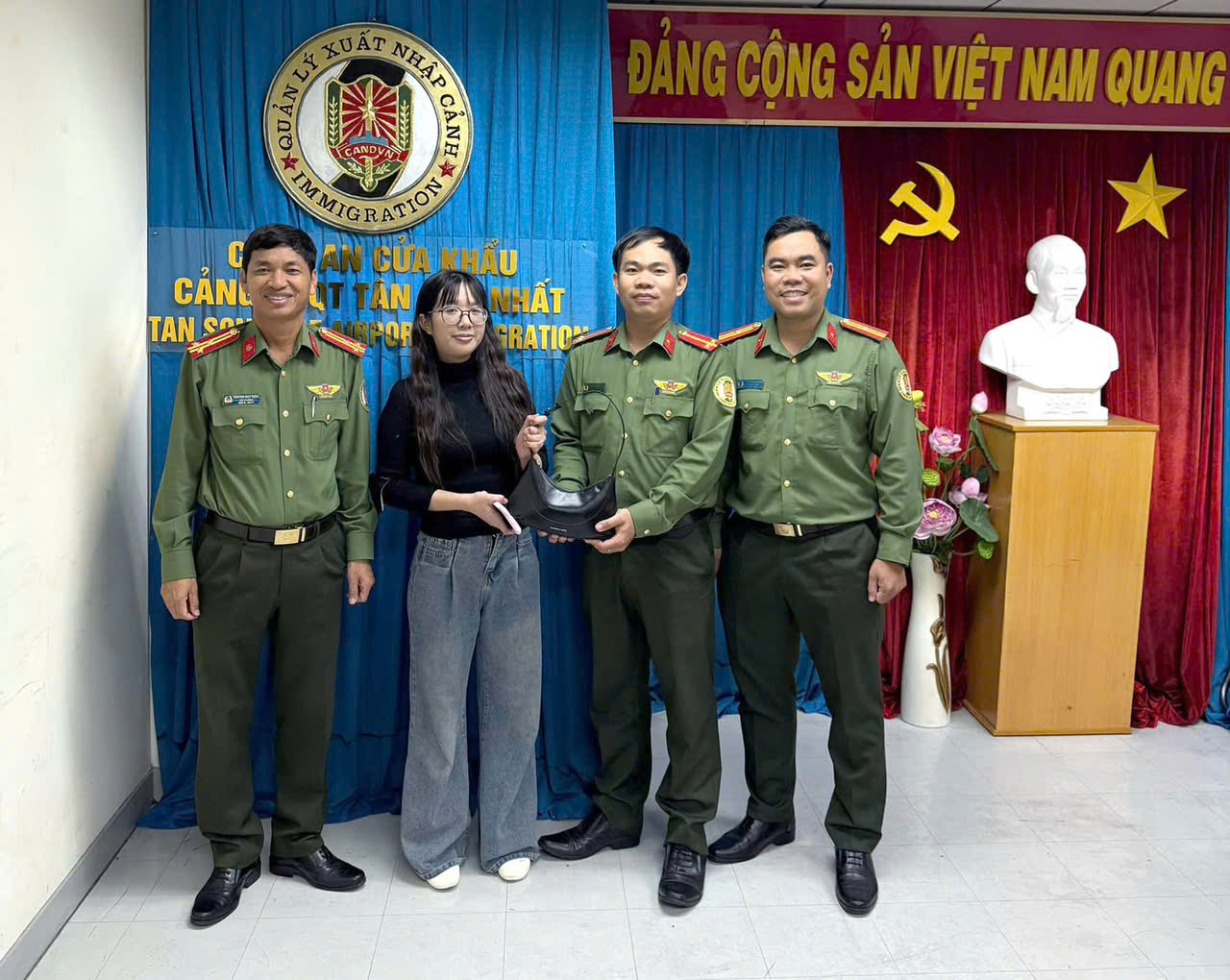 Nhiều tỉ đồng, vàng thất lạc được trao trả cho khách ở sân bay Tân Sơn Nhất- Ảnh 3.