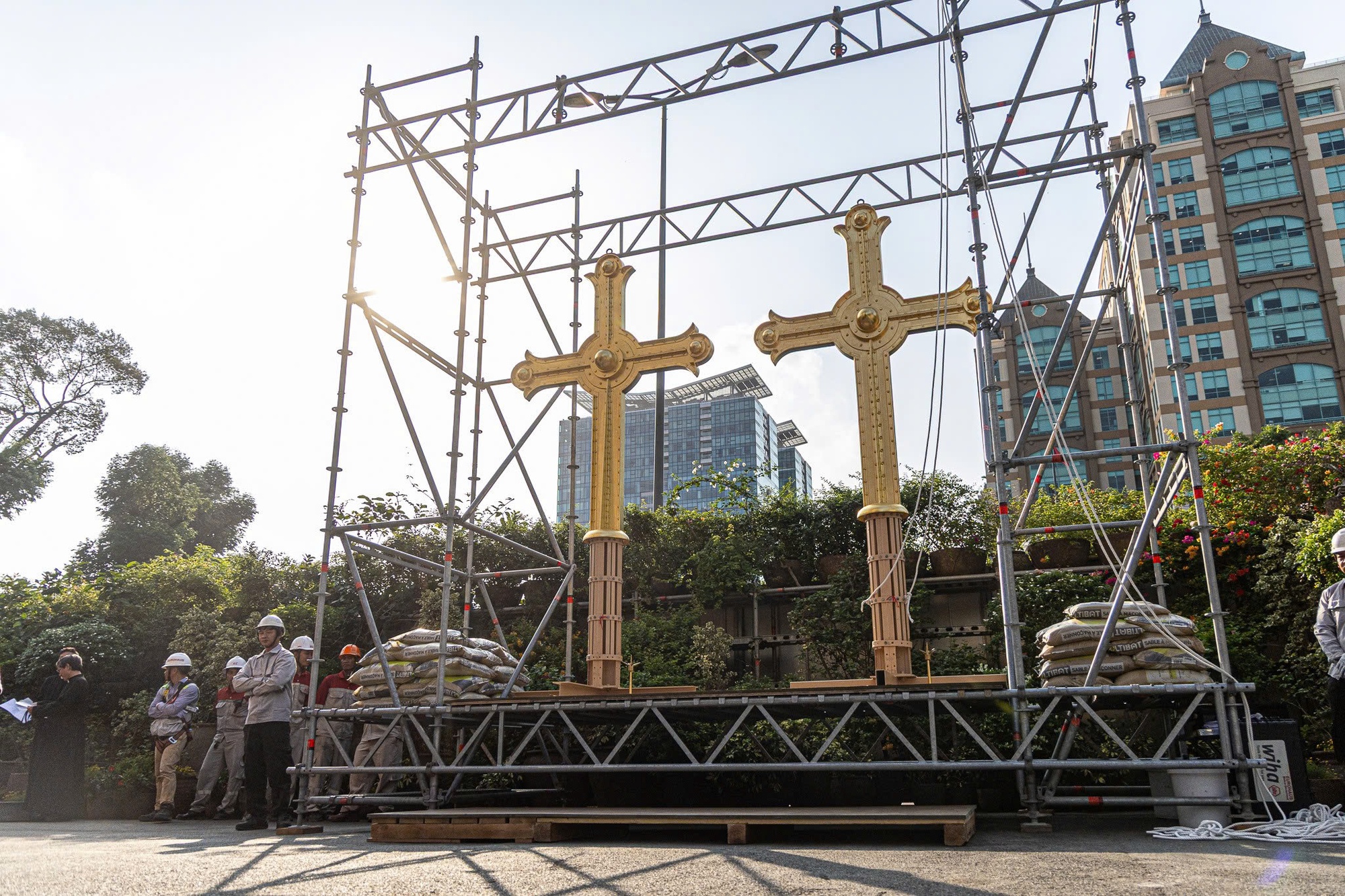 Khoảnh khắc 2 thánh giá mạ vàng nặng 400kg trở lại đỉnh nhà thờ Đức Bà Sài Gòn, người dân chăm chú theo dõi- Ảnh 2.