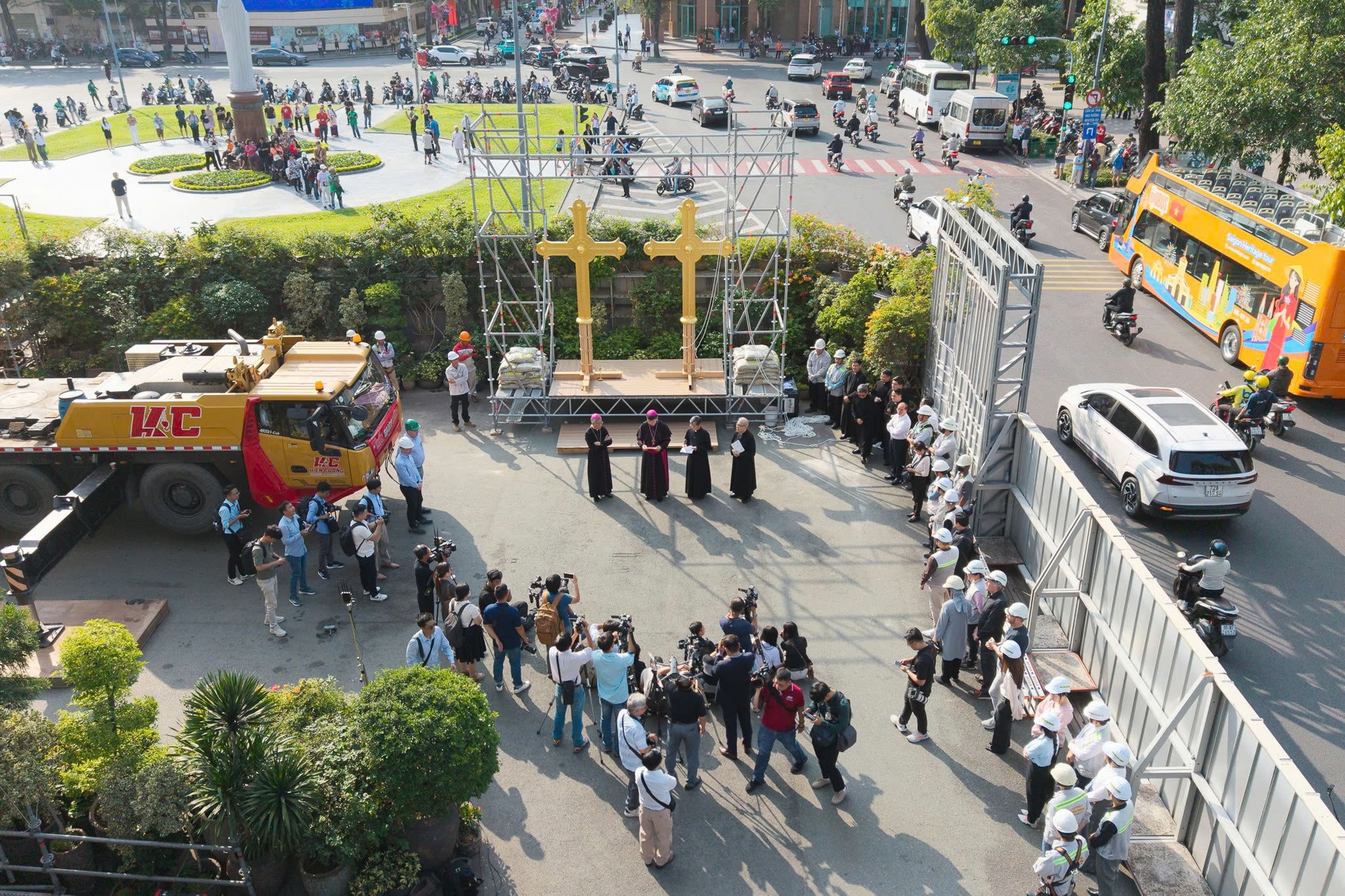 Khoảnh khắc 2 thánh giá mạ vàng nặng 400kg trở lại đỉnh nhà thờ Đức Bà Sài Gòn, người dân chăm chú theo dõi- Ảnh 3.