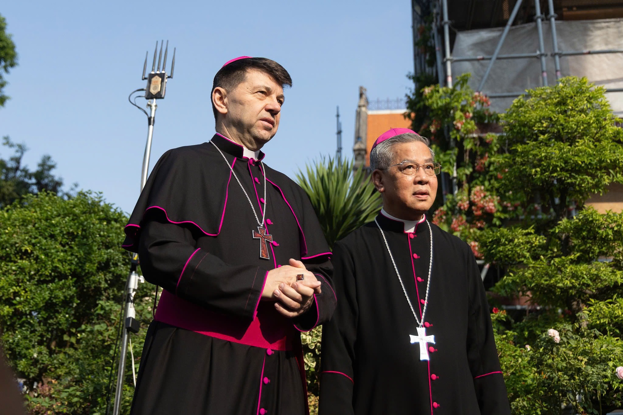 Khoảnh khắc 2 thánh giá mạ vàng nặng 400kg trở lại đỉnh nhà thờ Đức Bà Sài Gòn, người dân chăm chú theo dõi- Ảnh 4.