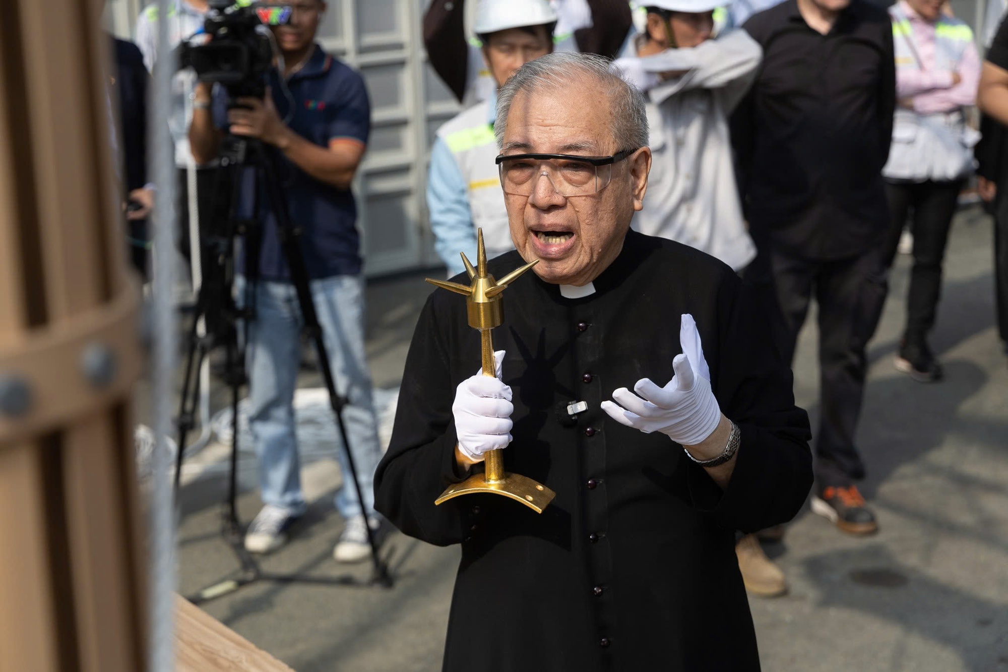 Khoảnh khắc 2 thánh giá mạ vàng nặng 400kg trở lại đỉnh nhà thờ Đức Bà Sài Gòn, người dân chăm chú theo dõi- Ảnh 5.