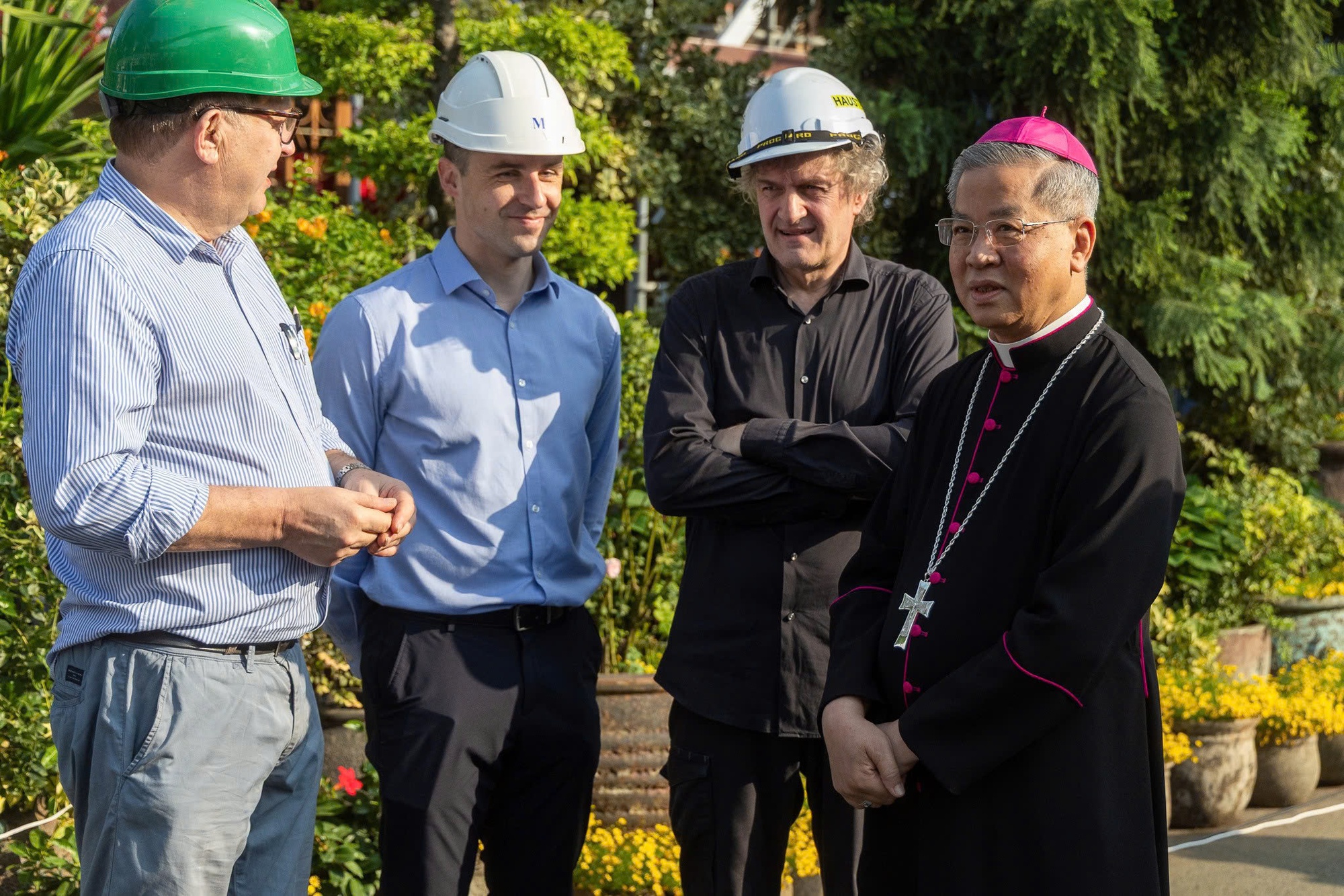 Khoảnh khắc 2 thánh giá mạ vàng nặng 400kg trở lại đỉnh nhà thờ Đức Bà Sài Gòn, người dân chăm chú theo dõi- Ảnh 6.