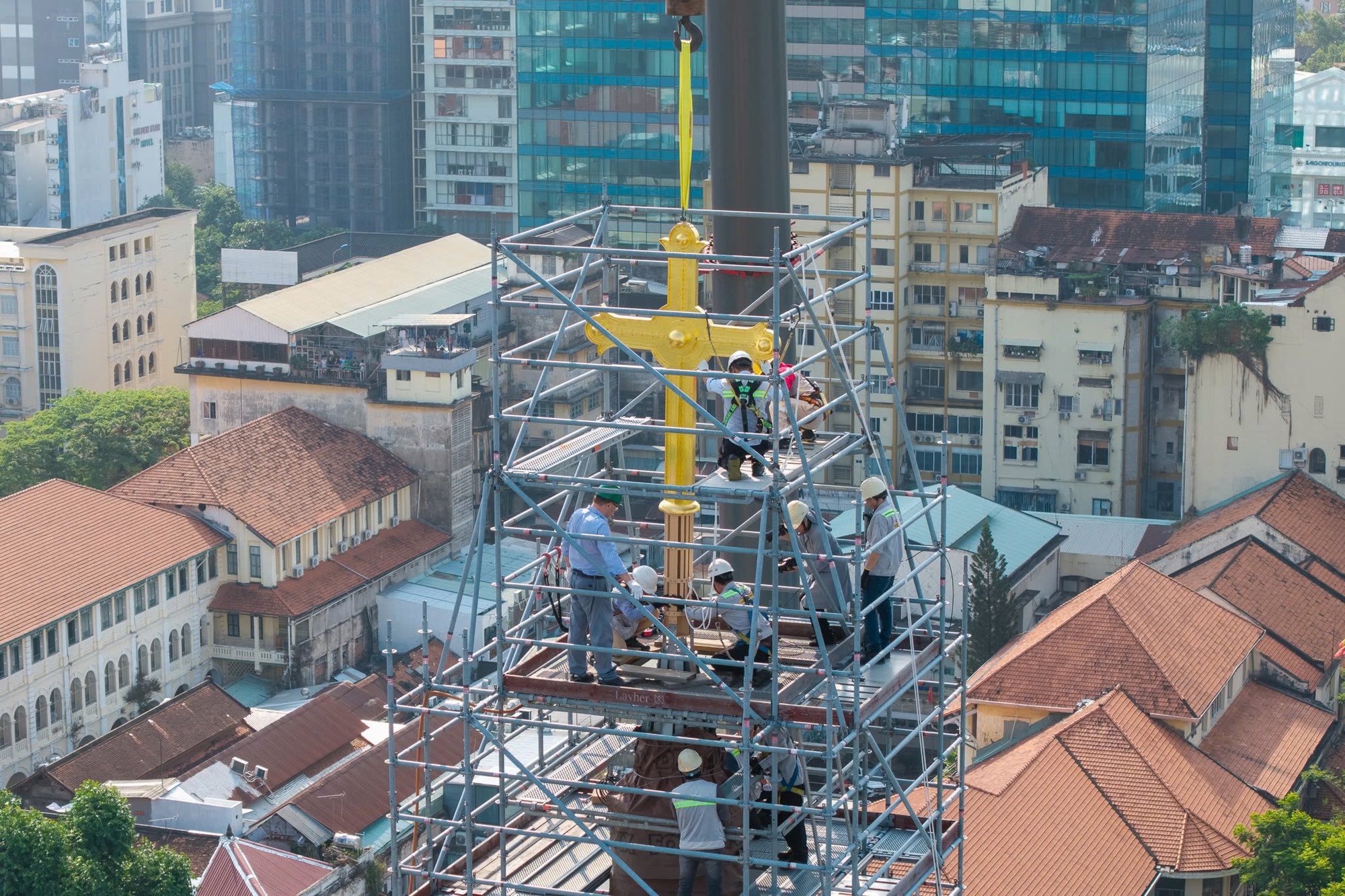 Khoảnh khắc 2 thánh giá mạ vàng nặng 400kg trở lại đỉnh nhà thờ Đức Bà Sài Gòn, người dân chăm chú theo dõi- Ảnh 7.