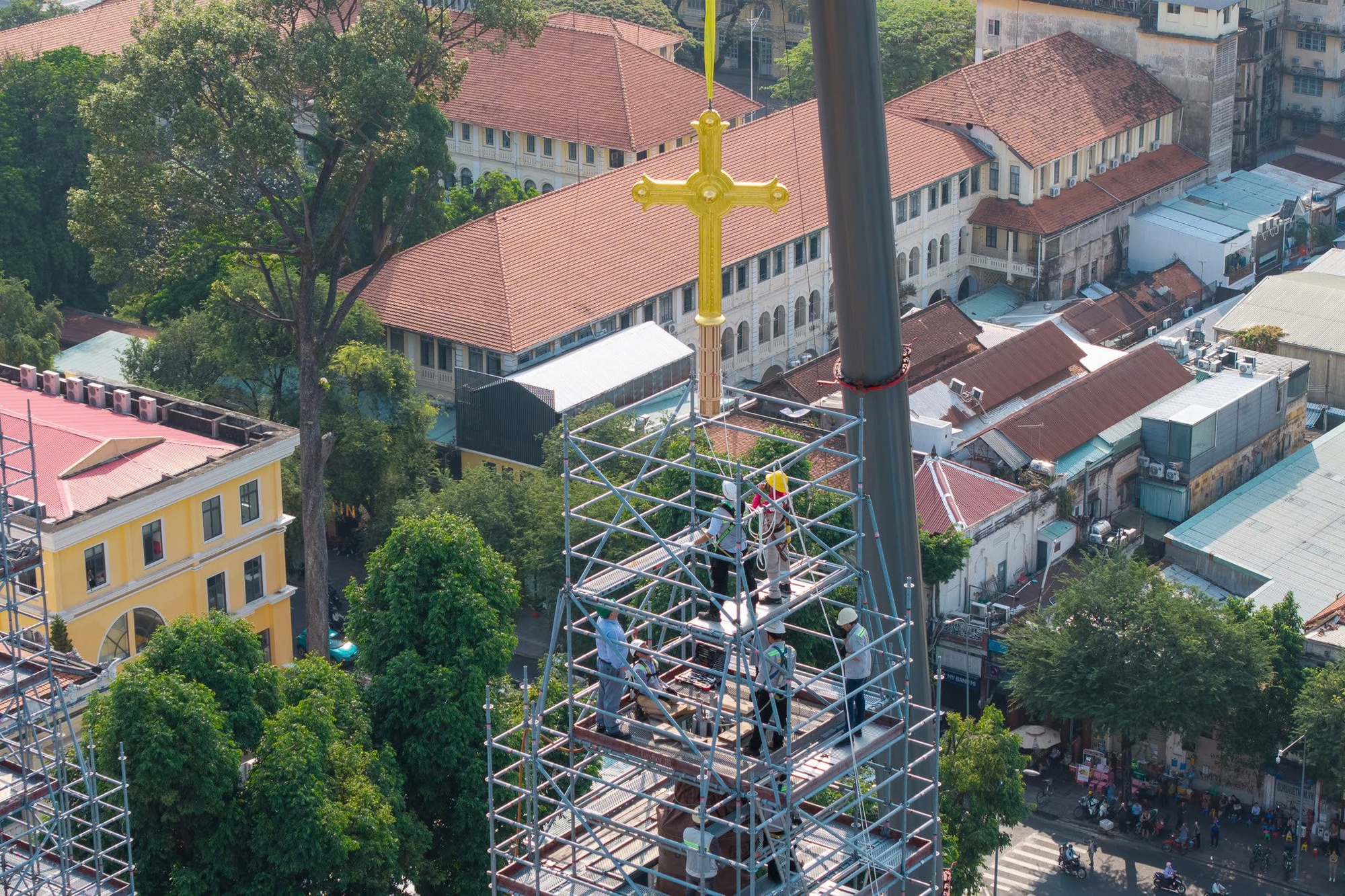 Khoảnh khắc 2 thánh giá mạ vàng nặng 400kg trở lại đỉnh nhà thờ Đức Bà Sài Gòn, người dân chăm chú theo dõi- Ảnh 8.