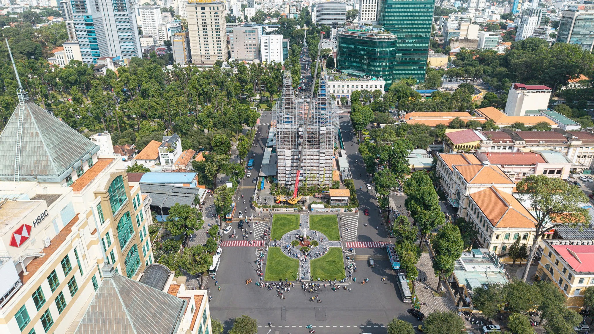 Khoảnh khắc 2 thánh giá mạ vàng nặng 400kg trở lại đỉnh nhà thờ Đức Bà Sài Gòn, người dân chăm chú theo dõi- Ảnh 9.