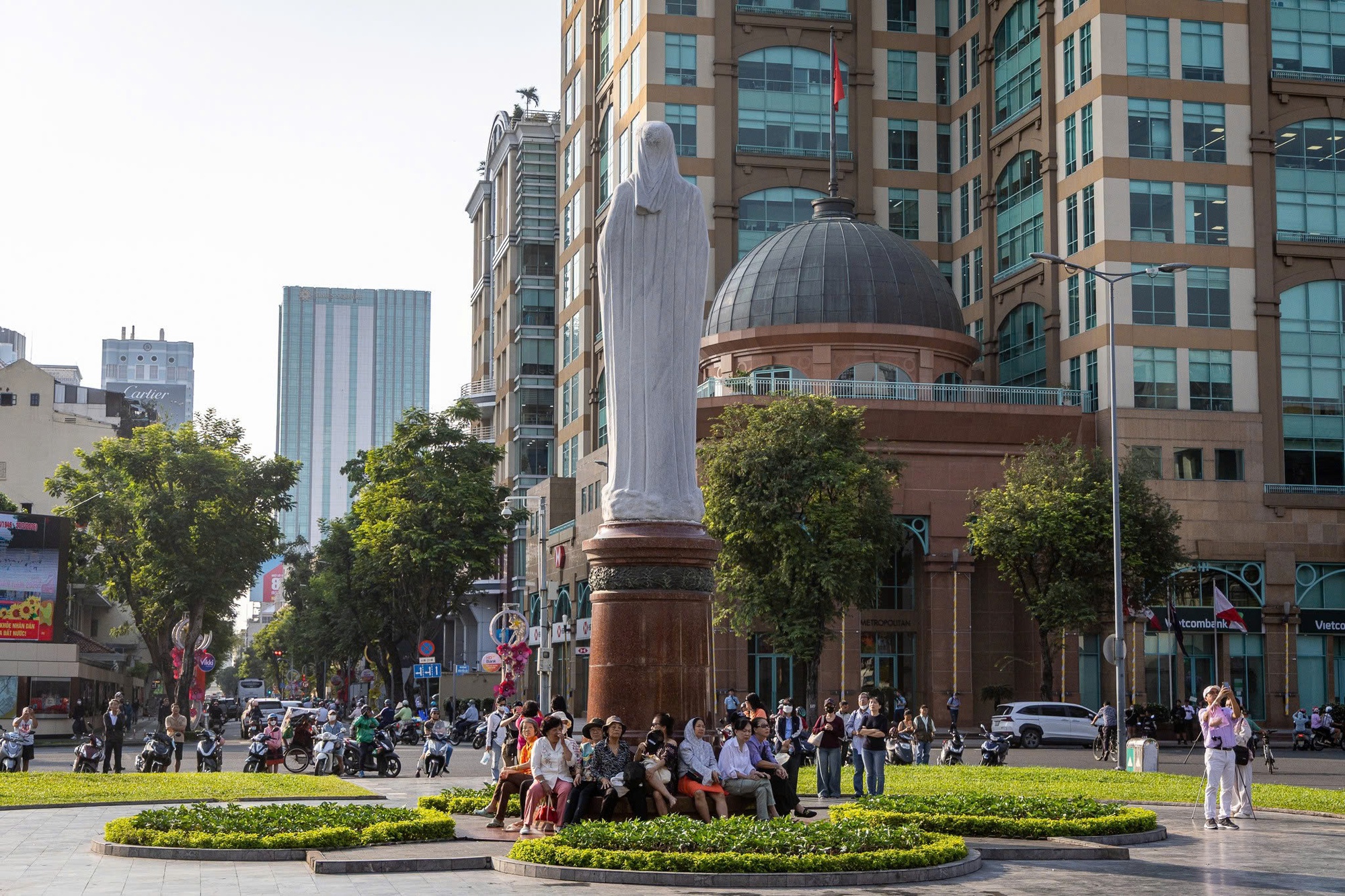 Khoảnh khắc 2 thánh giá mạ vàng nặng 400kg trở lại đỉnh nhà thờ Đức Bà Sài Gòn, người dân chăm chú theo dõi- Ảnh 10.