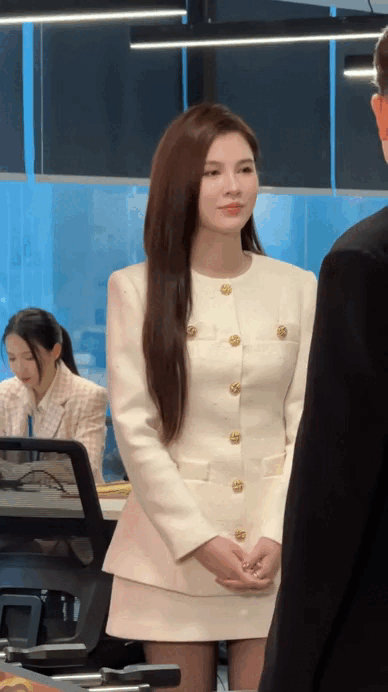 Mỹ nhân Việt biến phim trường thành sàn diễn thời trang, mặc bộ nào cũng được khen