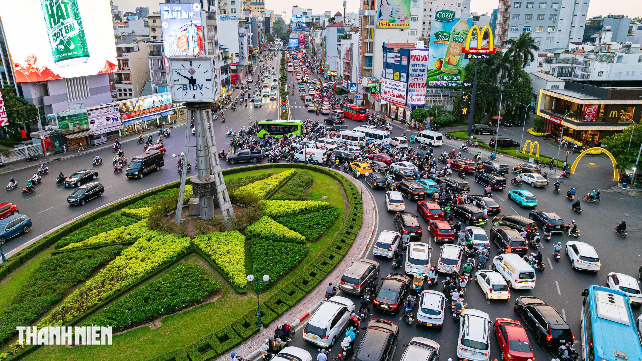 Có nên tháo dỡ vòng xoay Điện Biên Phủ khi kẹt xe vẫn kéo dài? - Ảnh 3.