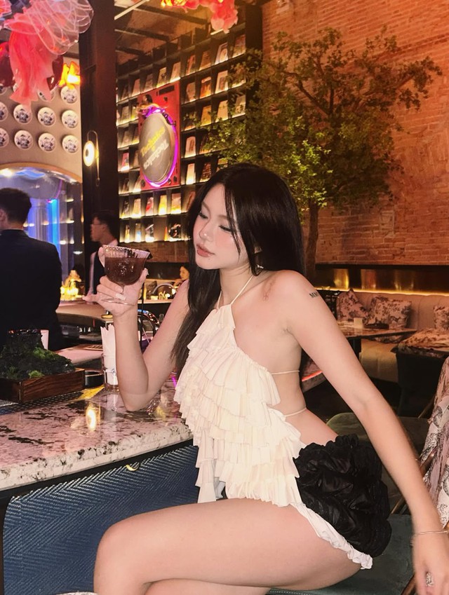 Cách khoe lưng trần gợi cảm mà vẫn tinh tế với áo hở lưng- Ảnh 7.