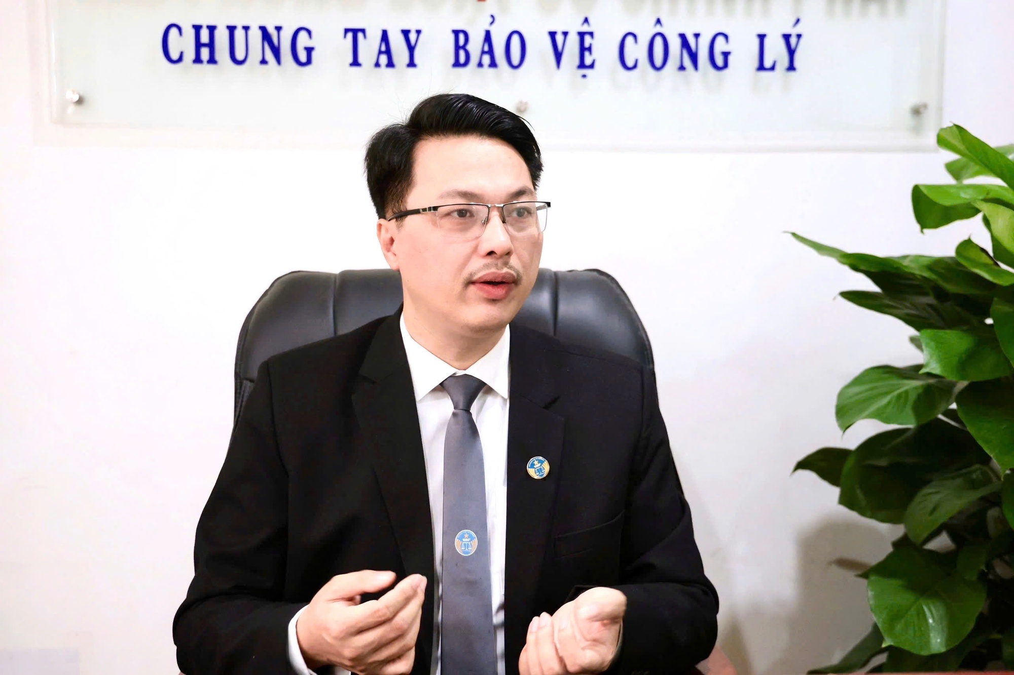 Luật sư lên tiếng vụ nhạc sĩ Minh Khang: Clip bị phát tán có sai, hay hành vi đe dọa mới là vấn đề cốt lõi?- Ảnh 2.