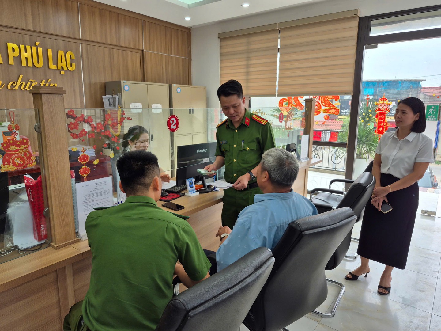 Tái diễn nạn giả mạo công an để lừa đảo chuyển tiền- Ảnh 2.