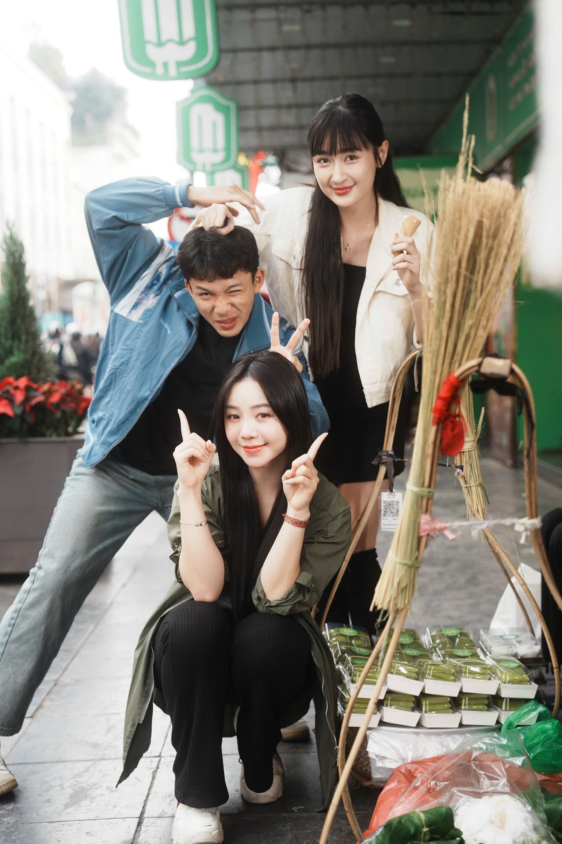 “Em gái màn ảnh” của Quỳnh Kool: Sắc vóc gợi cảm, phụ mẹ bán quán bún - 2