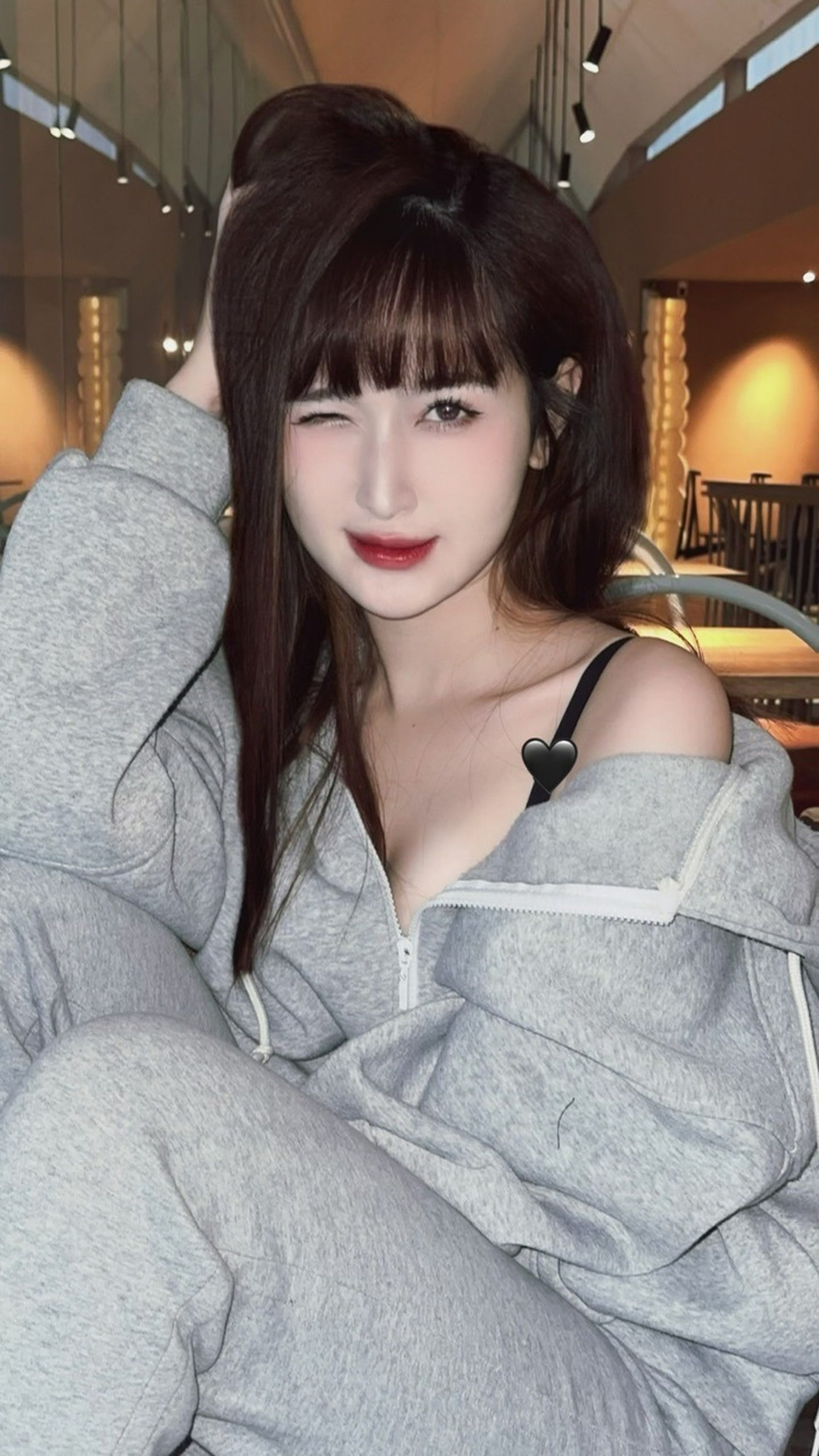 “Em gái màn ảnh” của Quỳnh Kool: Sắc vóc gợi cảm, phụ mẹ bán quán bún - 10