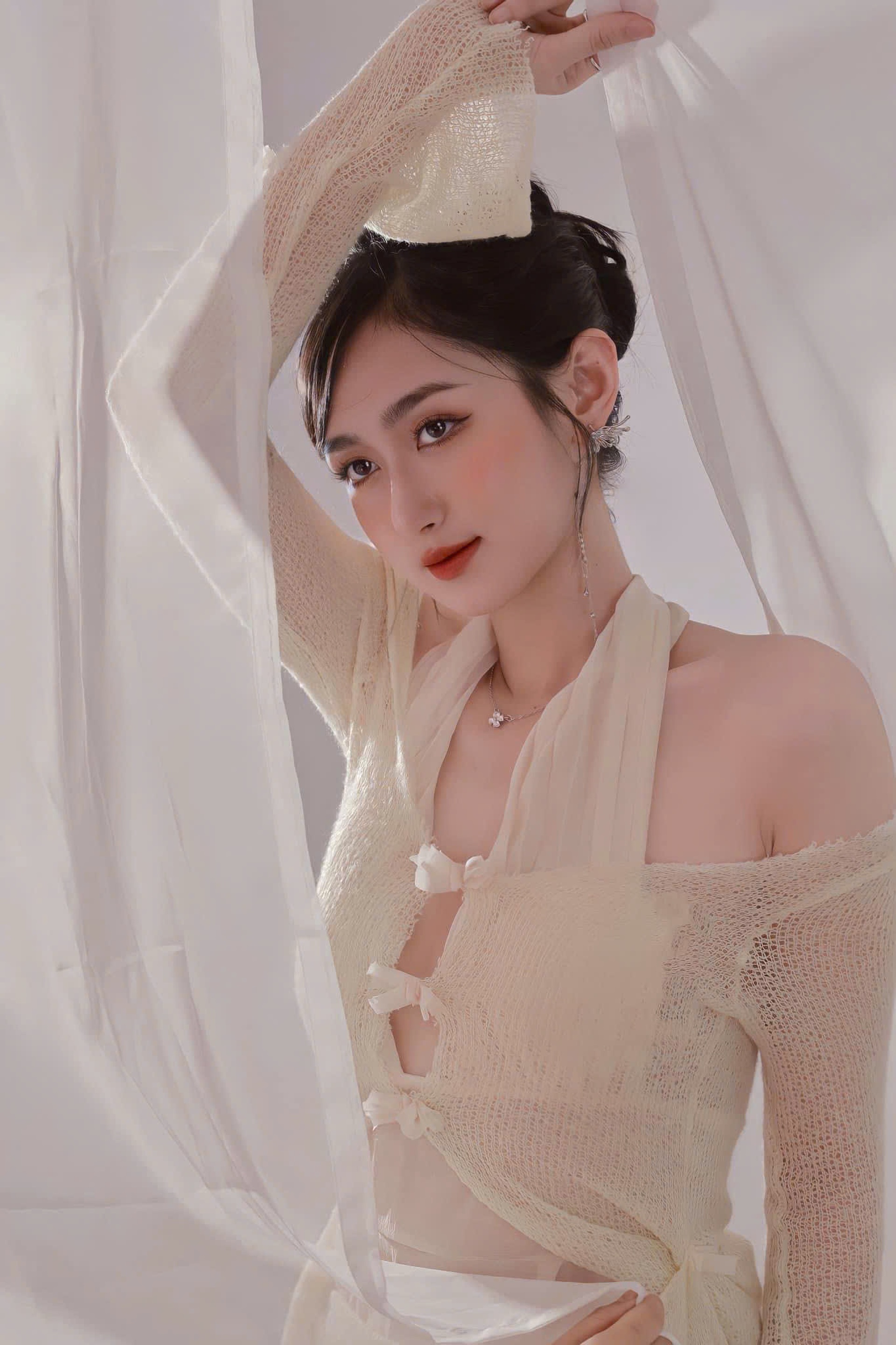 “Em gái màn ảnh” của Quỳnh Kool: Sắc vóc gợi cảm, phụ mẹ bán quán bún - 12