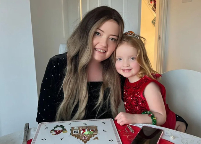 Laura tự tay chuẩn bị một chiếc hộp ký ức, gói ghém trong đó những lá thư, tấm thiệp và món quà nhỏ để gửi lại cho chồng và con gái. Ảnh: The Sun