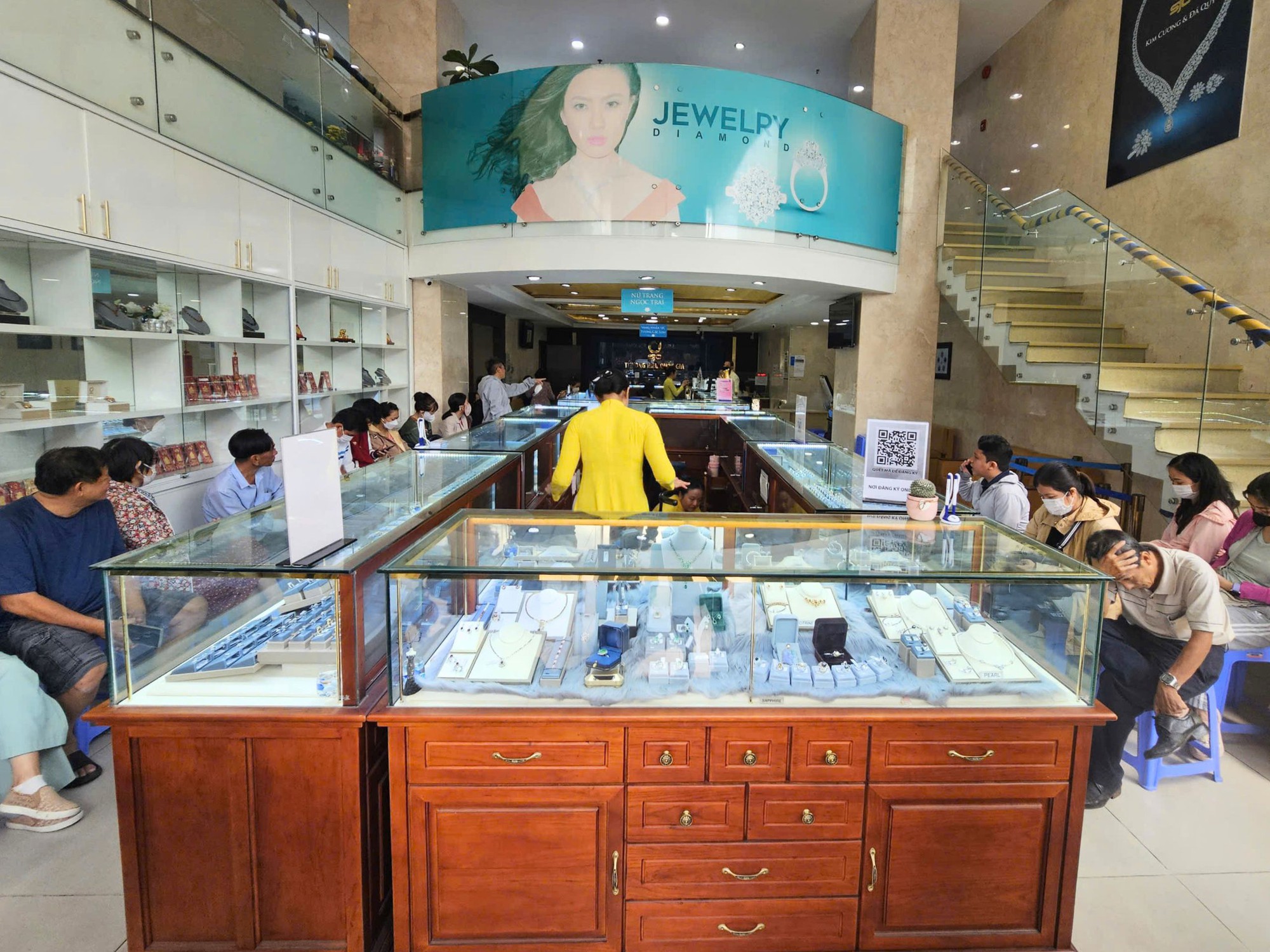 Sau cú rơi 8 triệu đồng/lượng, tiệm vàng xuất hiện cảnh hiếm gặp- Ảnh 3.