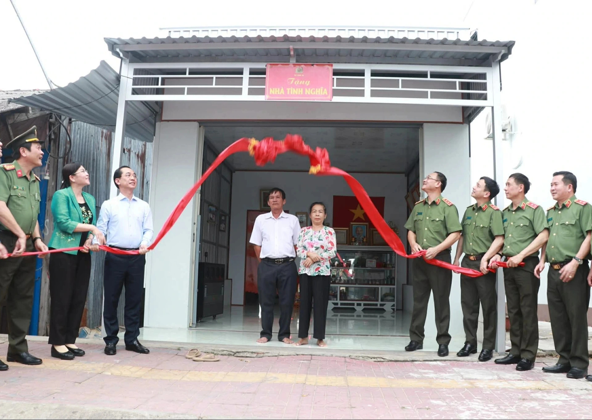 Bộ Công an trao 46 tỉ đồng xây 500 căn nhà cho hộ khó khăn Cà Mau- Ảnh 3.