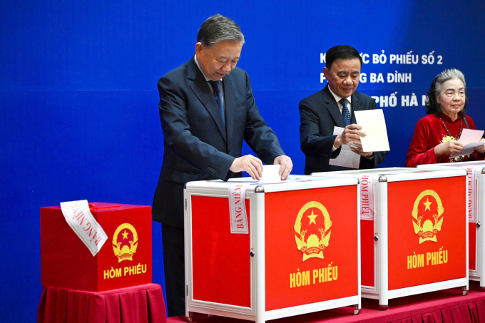 Tổng Bí thư Tô Lâm, Thường trực Ban Bí thư Trần Cẩm Tú bỏ phiếu bầu cử đại biểu Quốc hội và HĐND các cấp tại phường Ba Đình, Hà Nội, ngày 15/3. Ảnh: Giang Huy