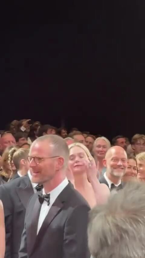 Elle Fanning lấy tay lau nước mắt khi nhận tràng pháo tay 15 phút tại Cannes