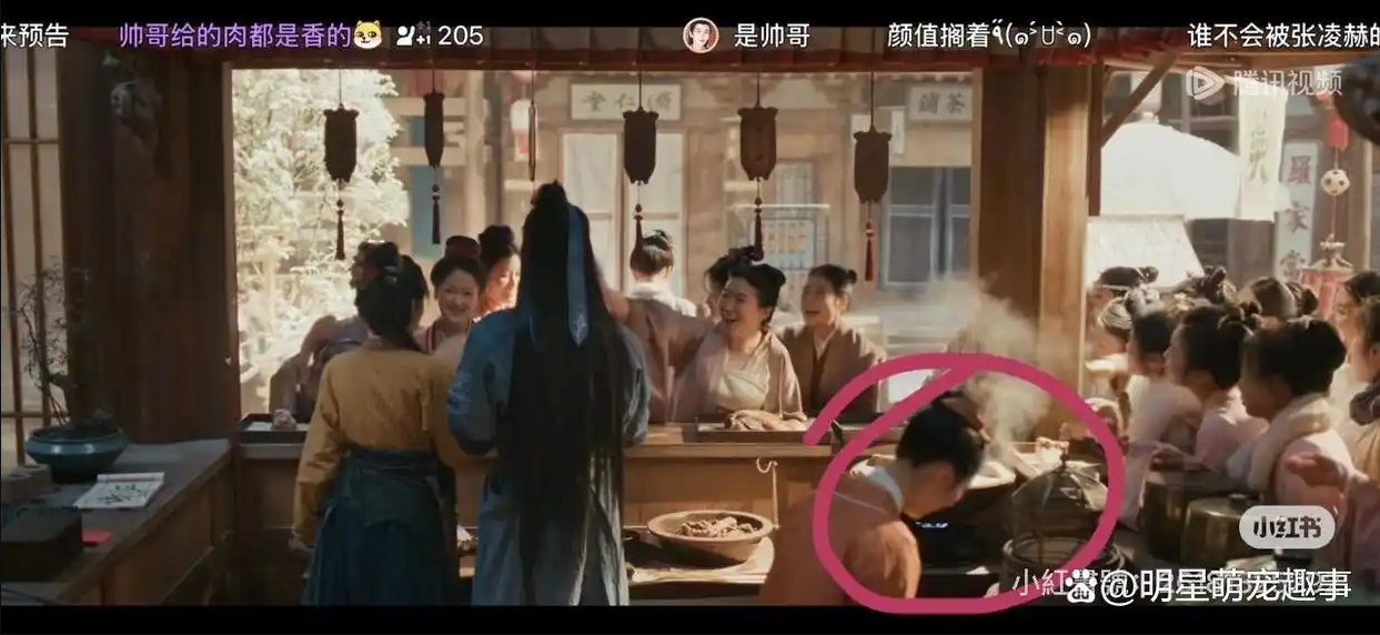 Mỏi tay nhặt cả rổ sạn “đầy ụ” ở Trục Ngọc: Nữ chính mặc váy đến từ tương lai, có xe điện thì cần gì cưỡi ngựa- Ảnh 3.