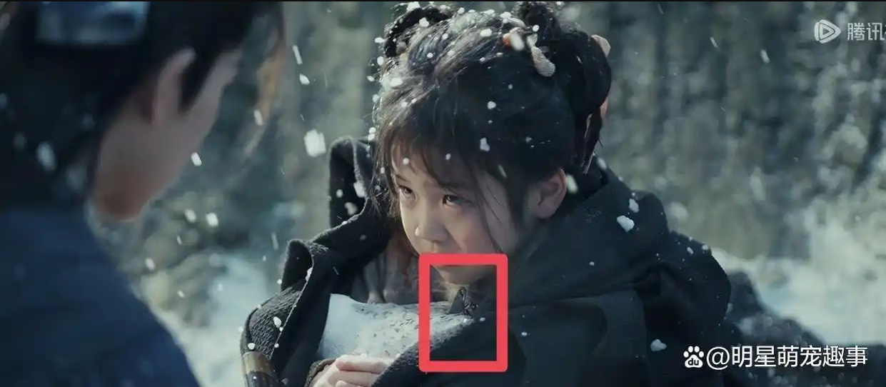 Mỏi tay nhặt cả rổ sạn “đầy ụ” ở Trục Ngọc: Nữ chính mặc váy đến từ tương lai, có xe điện thì cần gì cưỡi ngựa- Ảnh 5.