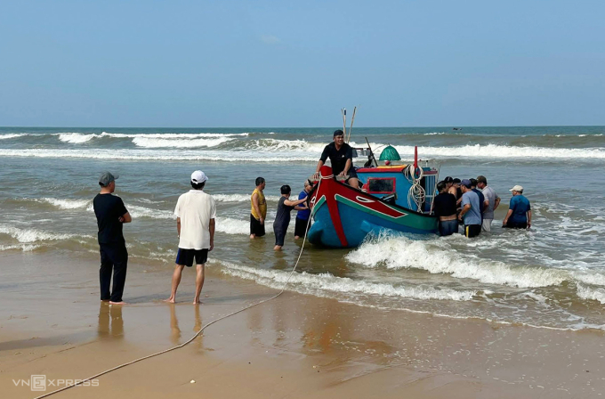 Tàu của ông Nbuyễn Khuyên bị sóng chìm khi vào cửa biển sông Dinh ngày 16/3. Ảnh: Đắc Thành