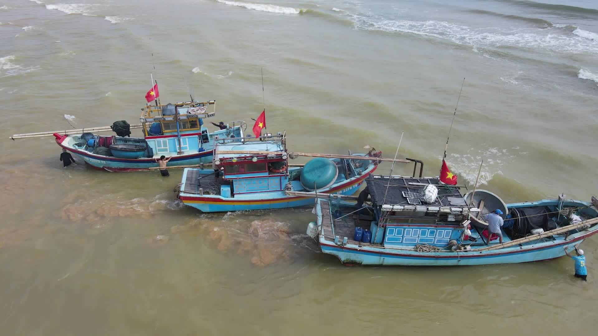 Cửa biển ở Quảng Trị bị cát bồi lấp, tàu cá mắc cạn hàng loạt