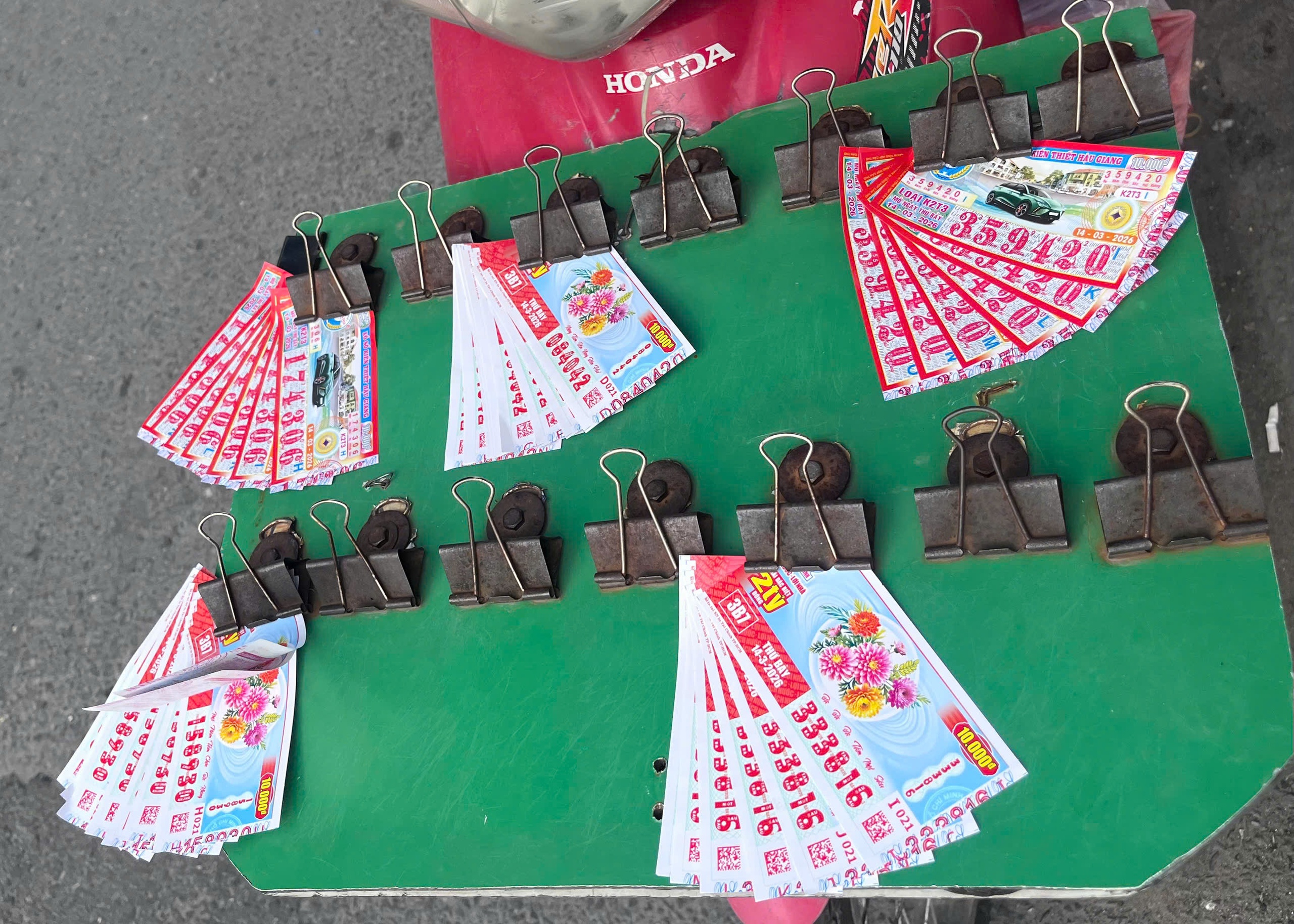 Vòng xoáy 'mua đứt bán đoạn vé số': 14 năm buồn vui đong đếm- Ảnh 3.