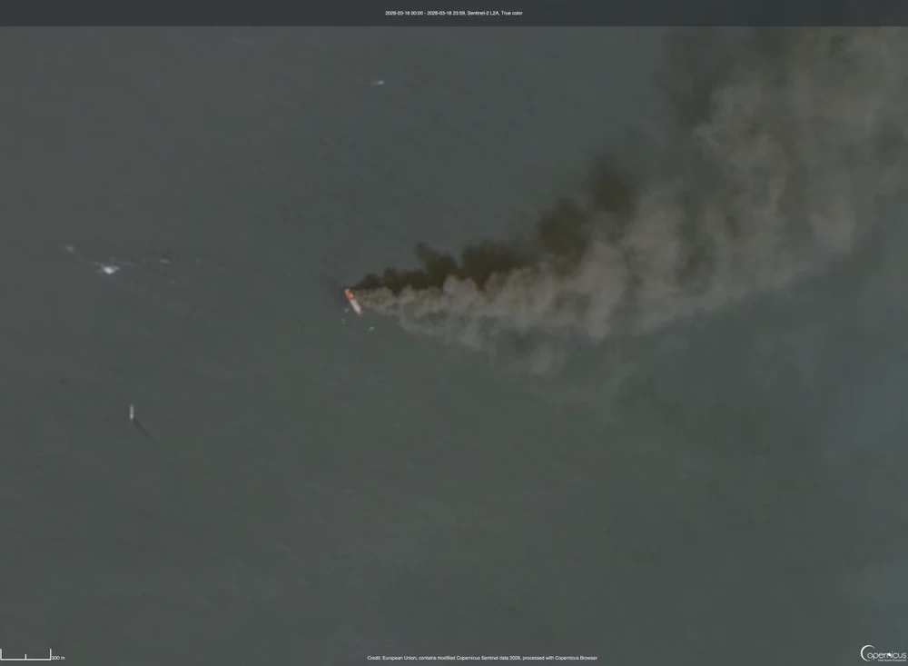 Tàu container bốc cháy ở eo biển Hormuz hôm 18-3. Ảnh: Cơ quan Vũ trụ Châu Âu 3.png