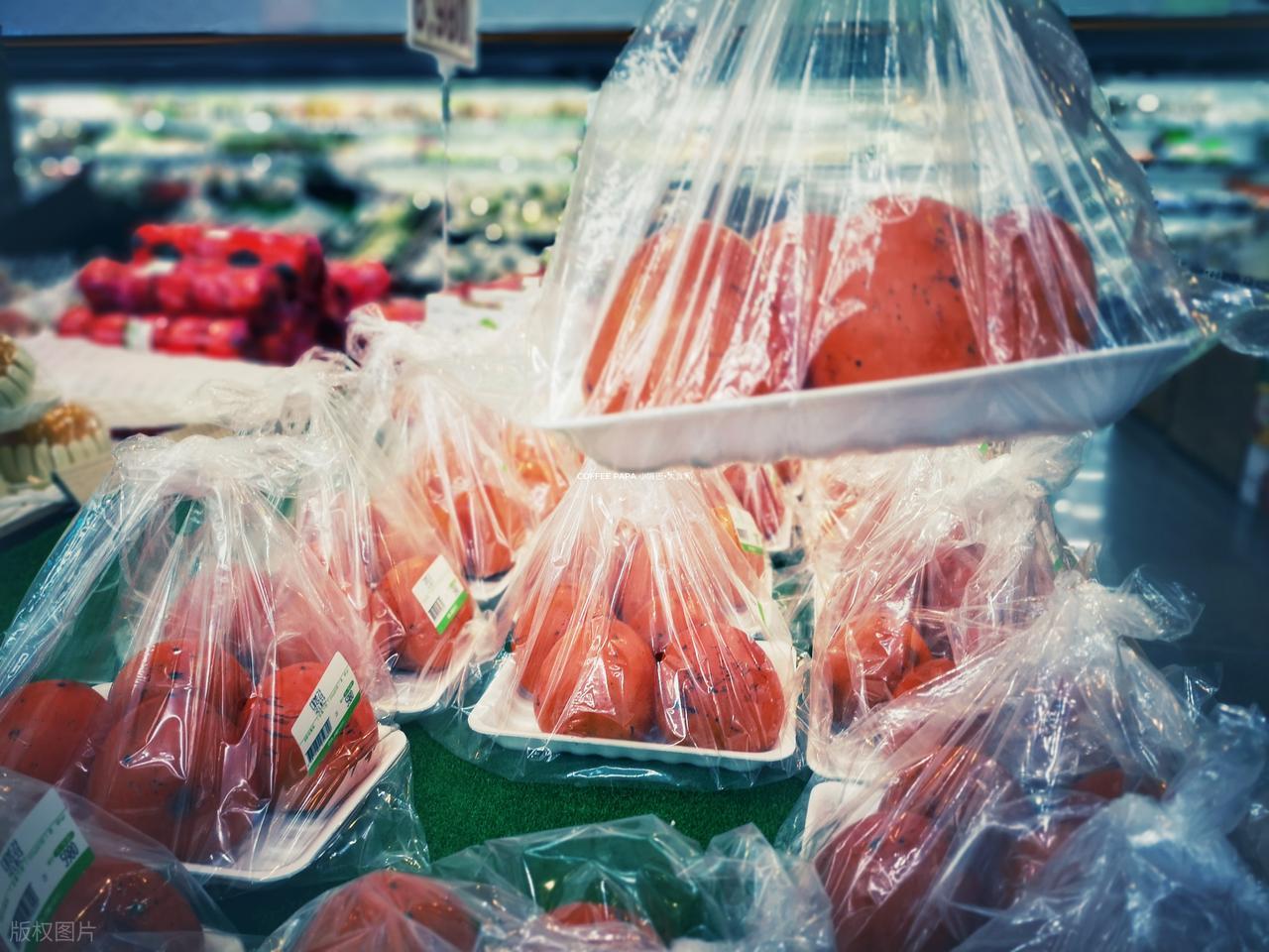 Vì sao màng bọc thực phẩm có thể giữ thực phẩm tươi ngon, trong khi túi nilon lại dễ khiến thực phẩm bị hư hỏng?- Ảnh 4.