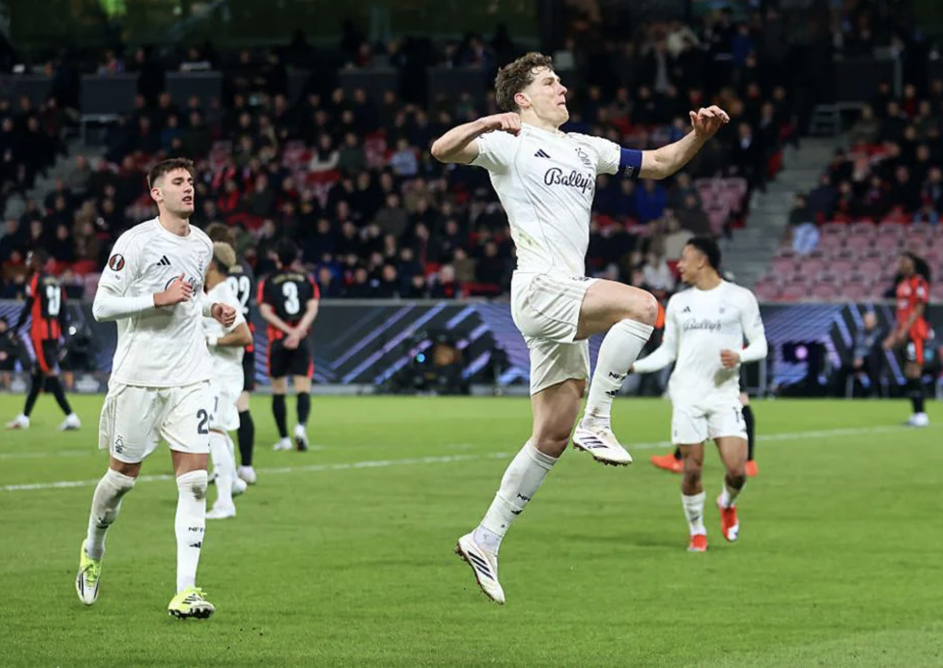 Bóng đá Anh toàn thắng, Nottingham Forest và Villa vào tứ kết Europa League - Ảnh 2.