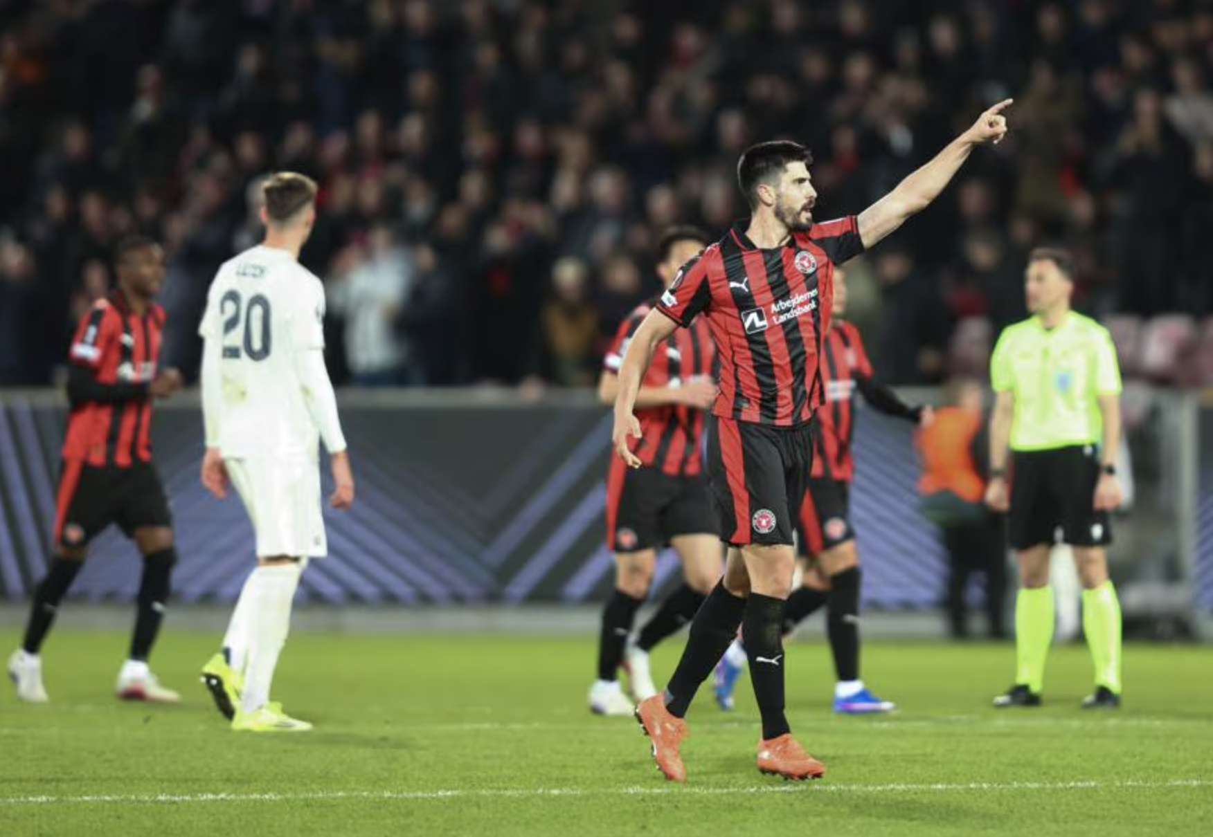 Bóng đá Anh toàn thắng, Nottingham Forest và Villa vào tứ kết Europa League - Ảnh 3.