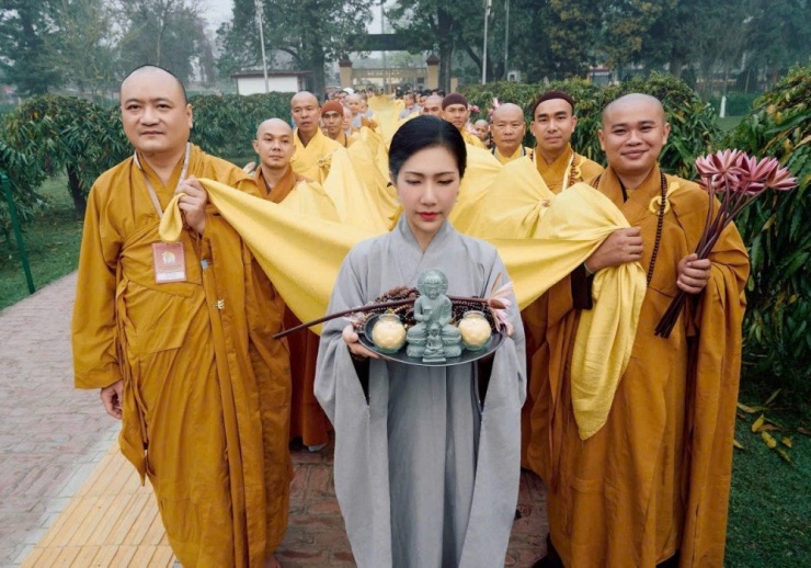 Hoàng Y Nhung nương nhờ Phật pháp. 