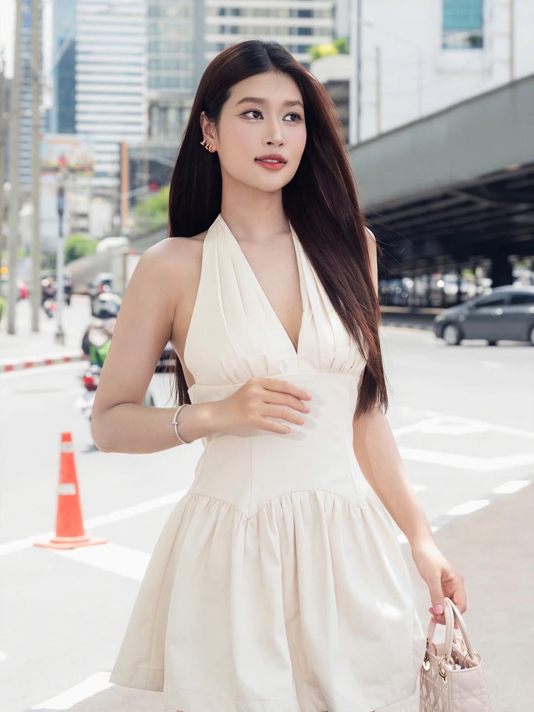 Hoa hậu Vbiz khoe mặt mộc thật đến từng lỗ chân lông trên phim: Ngoài đời siêu xinh siêu sang, ăn mặc đẹp đỉnh- Ảnh 20.