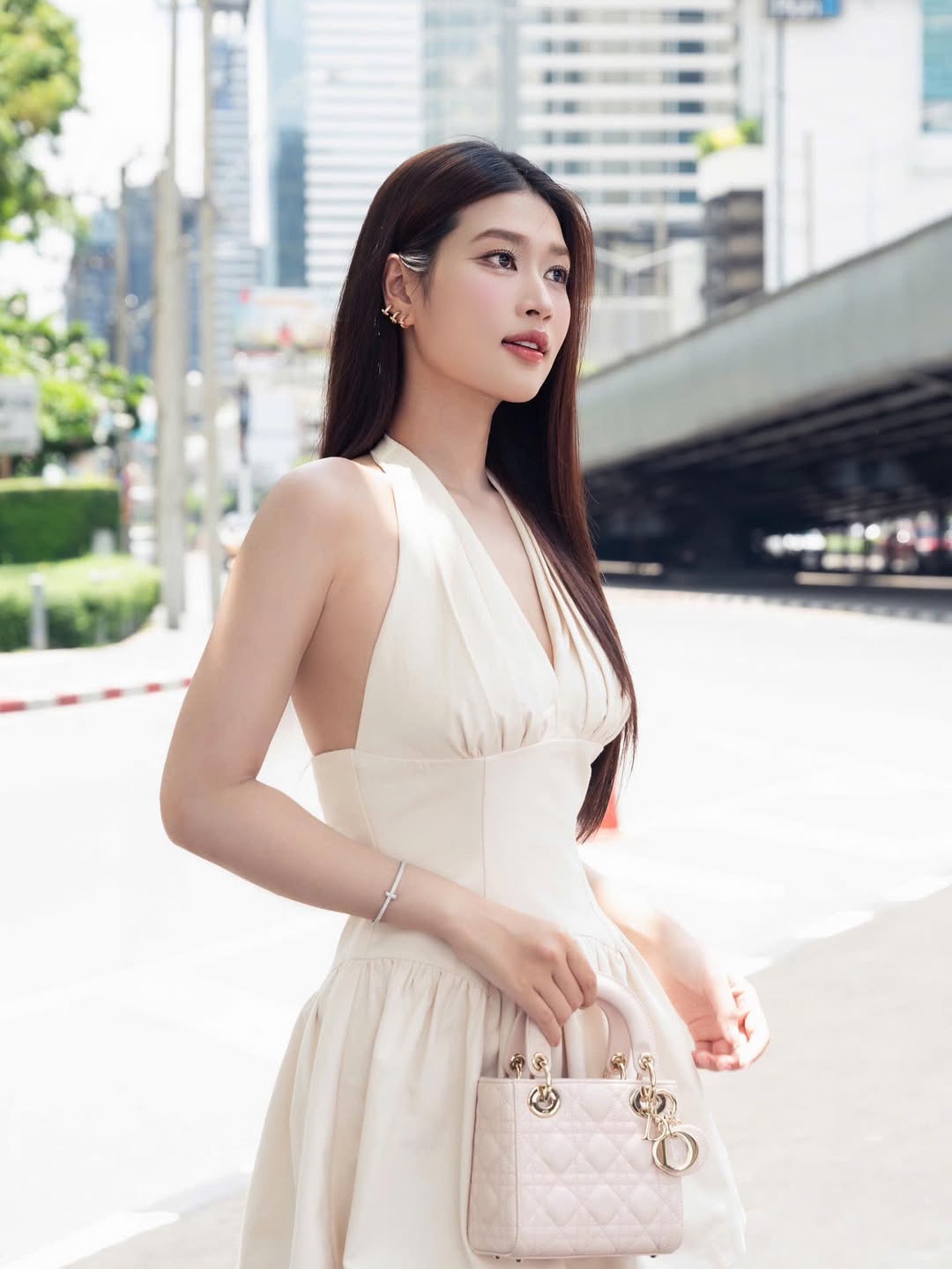 Hoa hậu Vbiz khoe mặt mộc thật đến từng lỗ chân lông trên phim: Ngoài đời siêu xinh siêu sang, ăn mặc đẹp đỉnh- Ảnh 21.