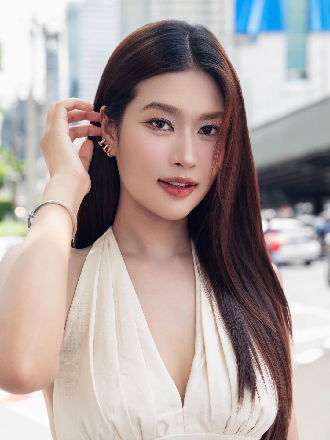 Hoa hậu Vbiz khoe mặt mộc thật đến từng lỗ chân lông trên phim: Ngoài đời siêu xinh siêu sang, ăn mặc đẹp đỉnh- Ảnh 22.