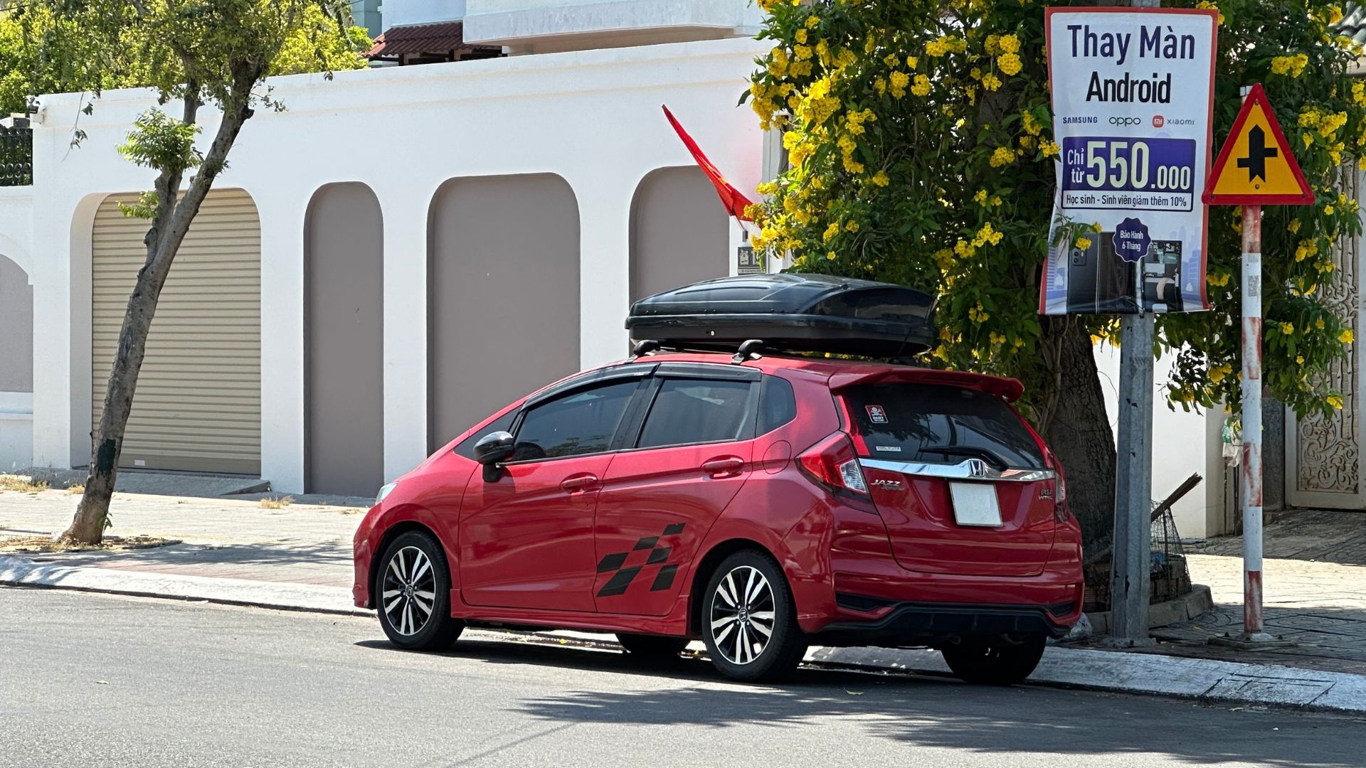 Trời nắng gắt, chọn chỗ đậu ô tô sao cho hợp lý? - Ảnh 1.