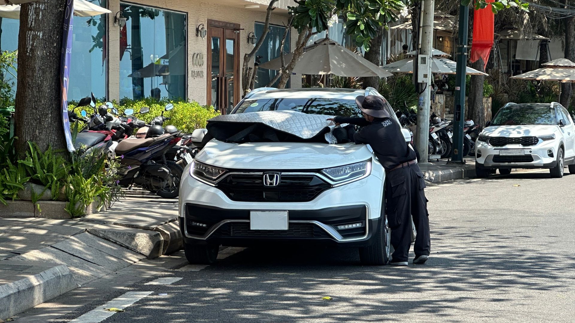 Trời nắng gắt, chọn chỗ đậu ô tô sao cho hợp lý? - Ảnh 2.