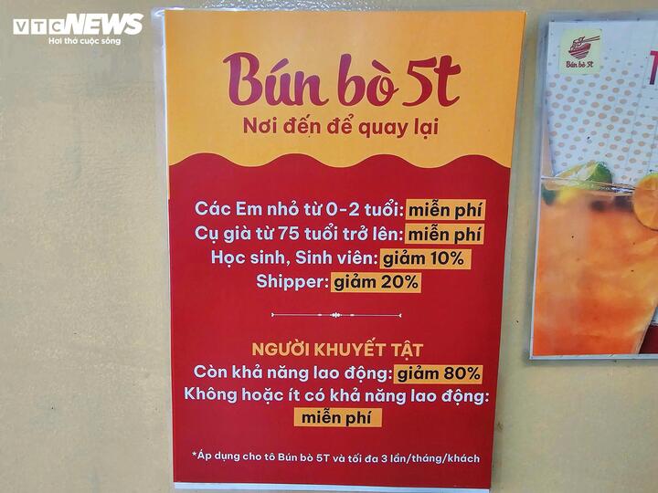 Chủ quán bún bò ‘gây sốt’ với tấm bảng lạ giữa lúc bão giá- Ảnh 2.